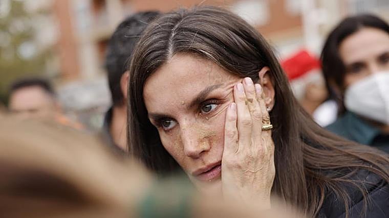 La Reina Letizia hablando con un vecino de Paiporta