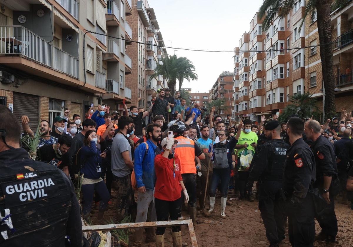 Protestas ayer en Paiporta (Valencia), durante la visita de la comtiva de los Reyes, Sanchéz y Mazón