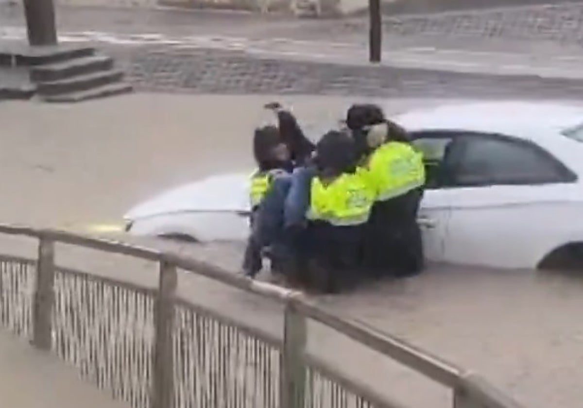 Vairos agentes de la Policía catalana rescatan a un hombre atrapado en su vehículo en el Baix Llobregat (Barcelona)