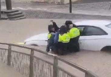 Los Mossos rescatan a un hombre atrapado en su coche en el área de Barcelona