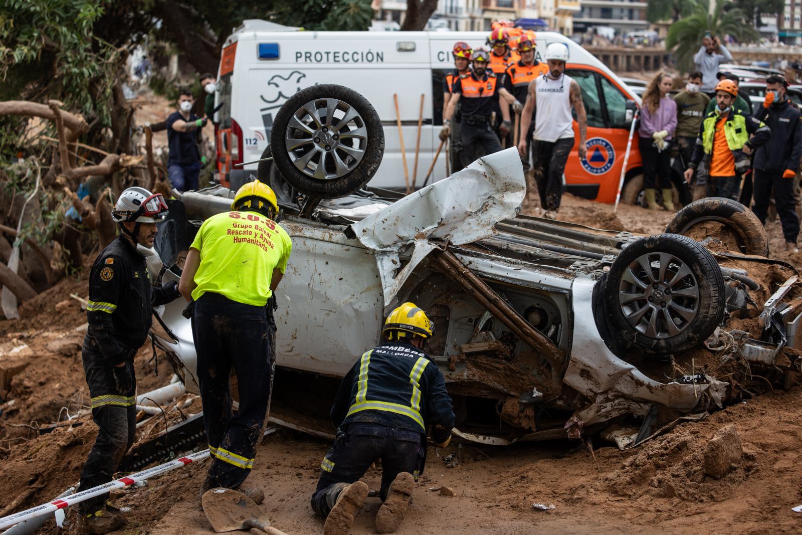 Los Servicios de Emergencias buscan a una víctima en un coche, en Paiporta, Valencia,