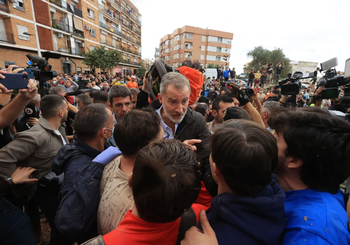 El Rey Felipe VI habla con vecinos afectados por la DANA, ayer en Paiporta