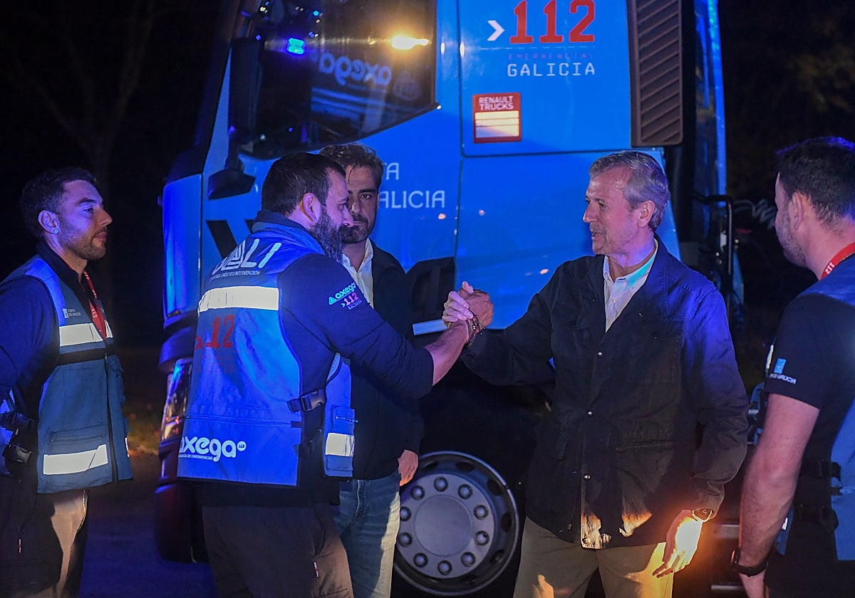 Alfonso Rueda junto a parte de los efectivos destinados a Valencia esta madrugada