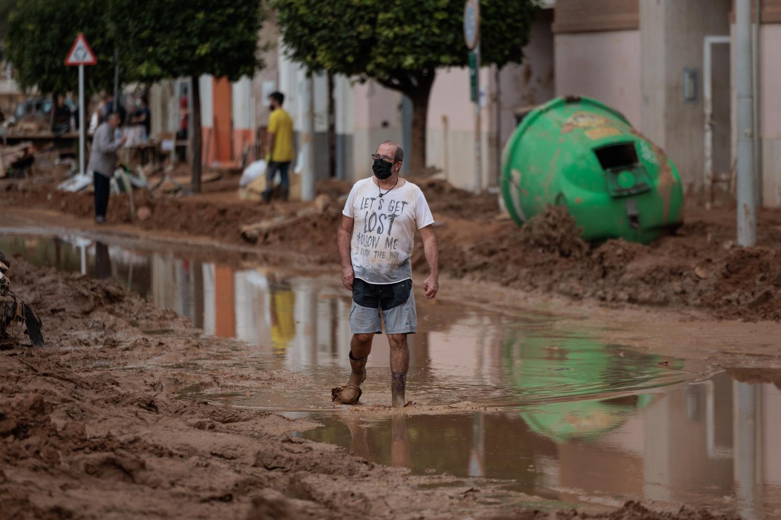 Continúan con las labores de limpieza y desescombro en Paiporta, Valencia