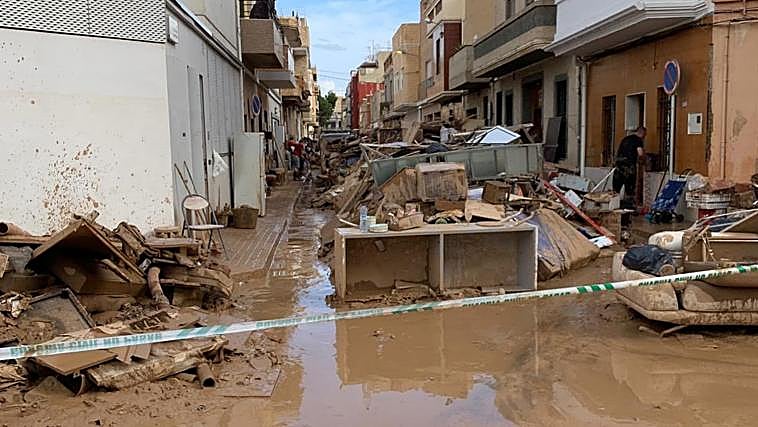 Bomberos y militares de Córdoba en la zona cero de la DANA: la batalla para achicar agua, lodo y dolor