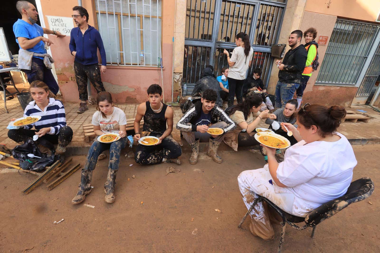 Voluntarios y vecinos de las localidades de Alfafar y Sedavi