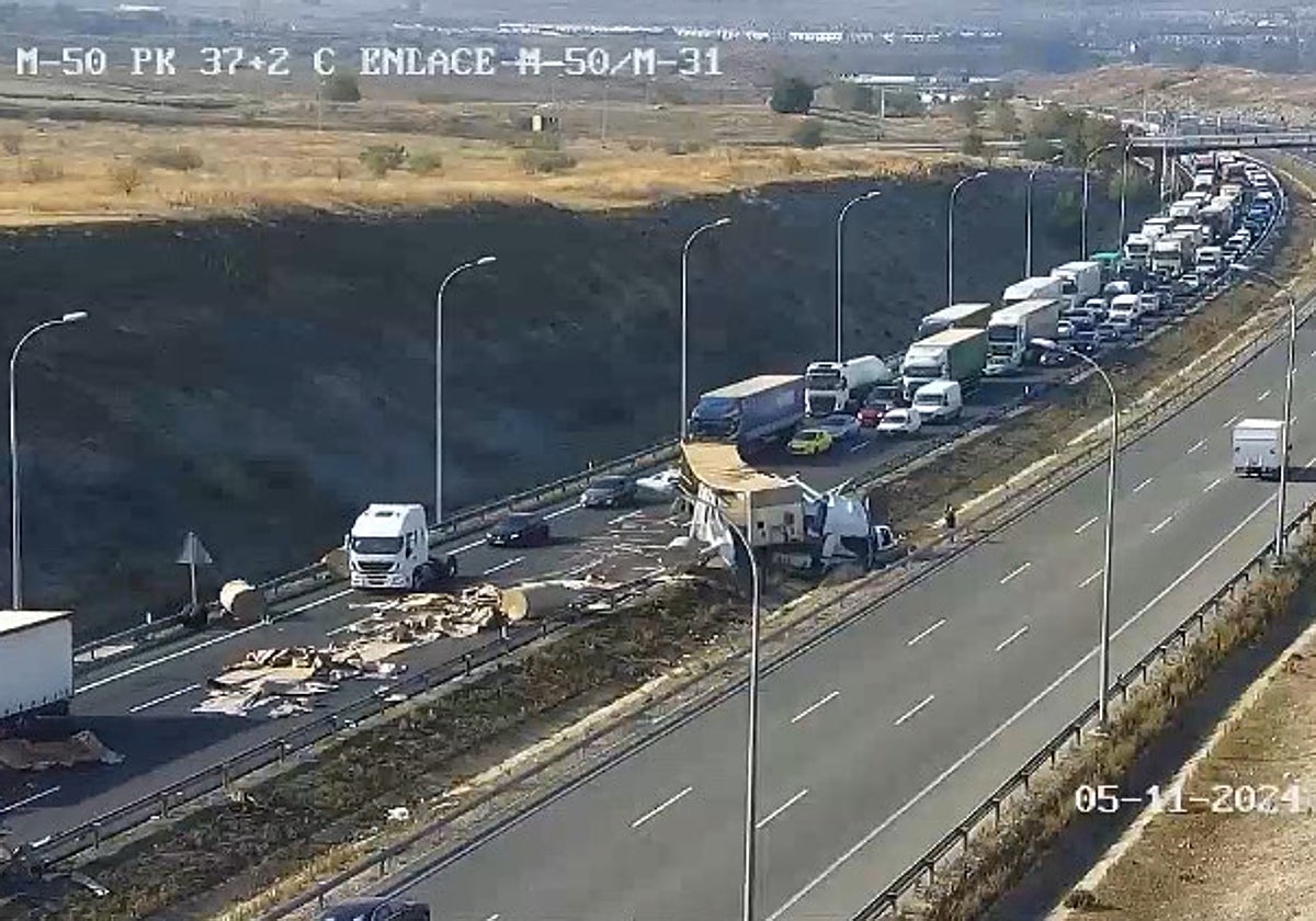 El camión volcado en la M-50 a la altura de Perales del Río