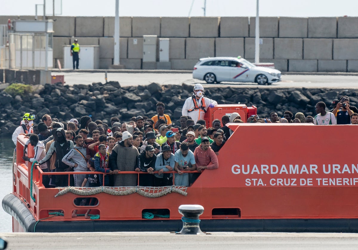 Llegada al puerto de Arrecife ayer del buque guardamar Urania con 225 personas