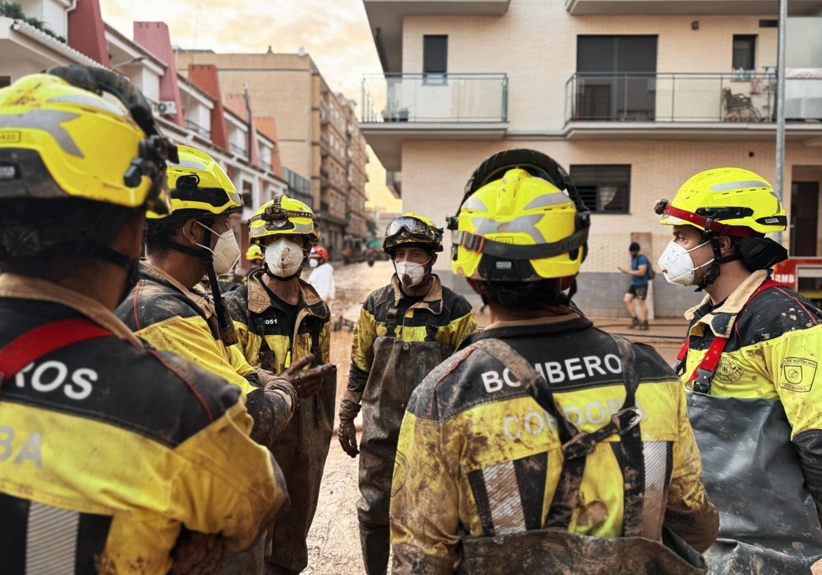 Bomberos de Córdoba durante su trabajo en la provincia de Valencia