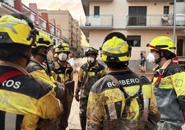 Los bomberos de Córdoba ayudando en Valencia: «Nos dan ánimos a nosotros, es increíble su entereza»