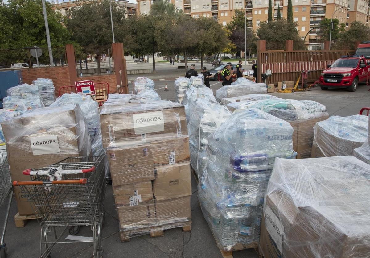 Artículos donados por los cordobeses en el Parque de Bomberos de Córdoba este fin de semana