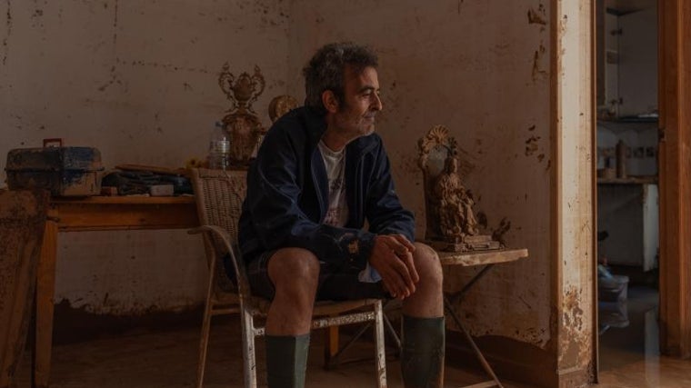 Juan Goncejo posa en su residencia del casco histórico de Paiporta (Valencia), afectada por las DANA