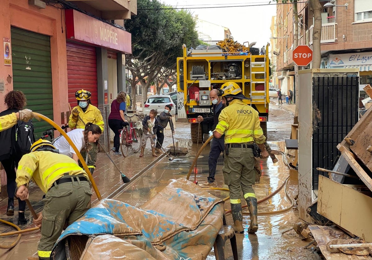 Efectivos del Infoca en las labores de limpieza en Valencia