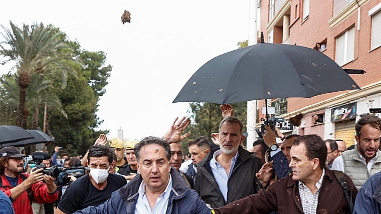 La gente arroja barro al Rey Felipe VI, tras las fuertes lluvias que provocaron inundaciones, durante su visita a Paiporta