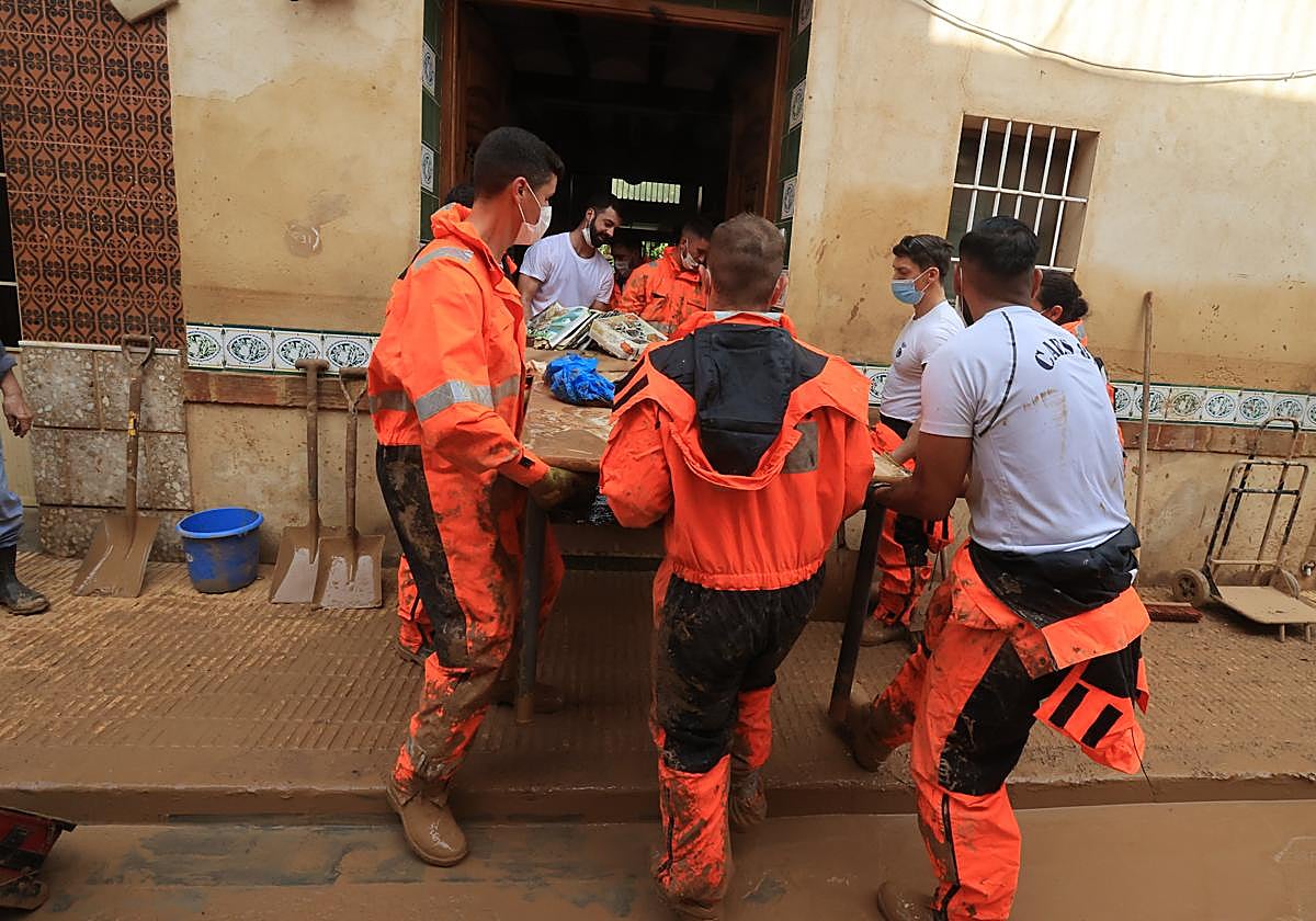 Tabajos de limpieza tras la DANA que ha sufrido Valencia