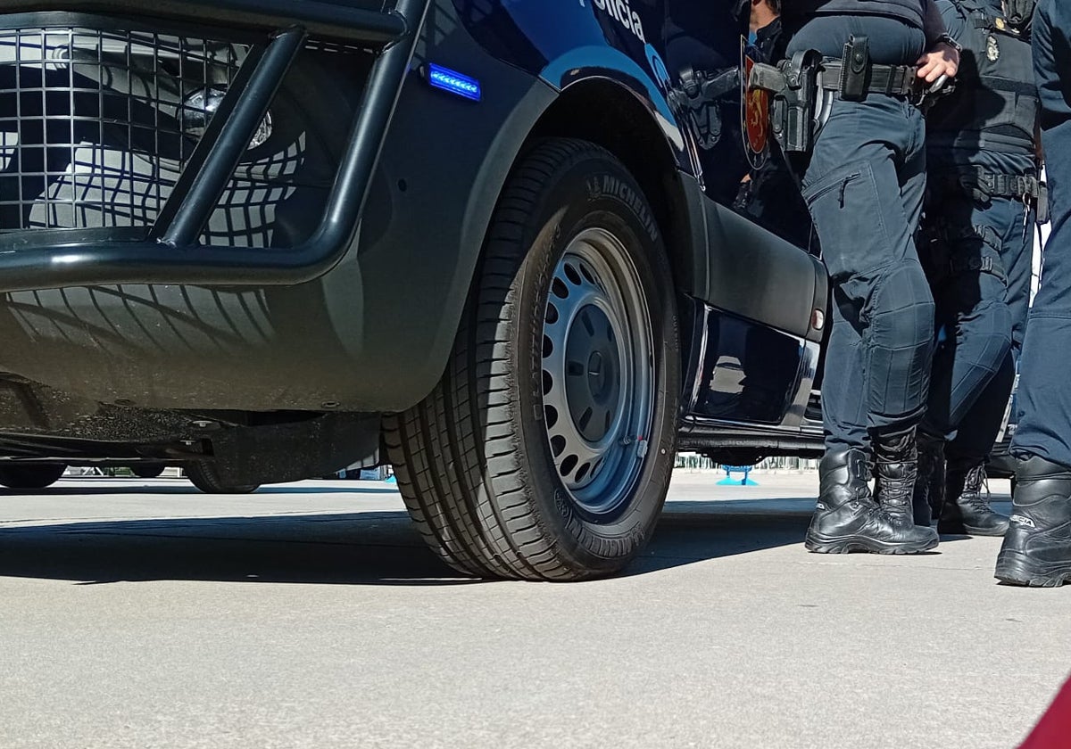 La Policía sorprende a un joven fugado de un centro de menores pegando a su novia en plena calle en Burgos