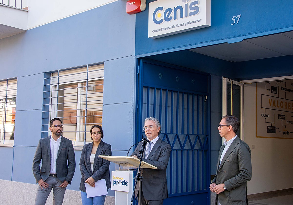 Bla García en el centro junto al alcalde de Pozoblanco y miembros de Cenis y Prode