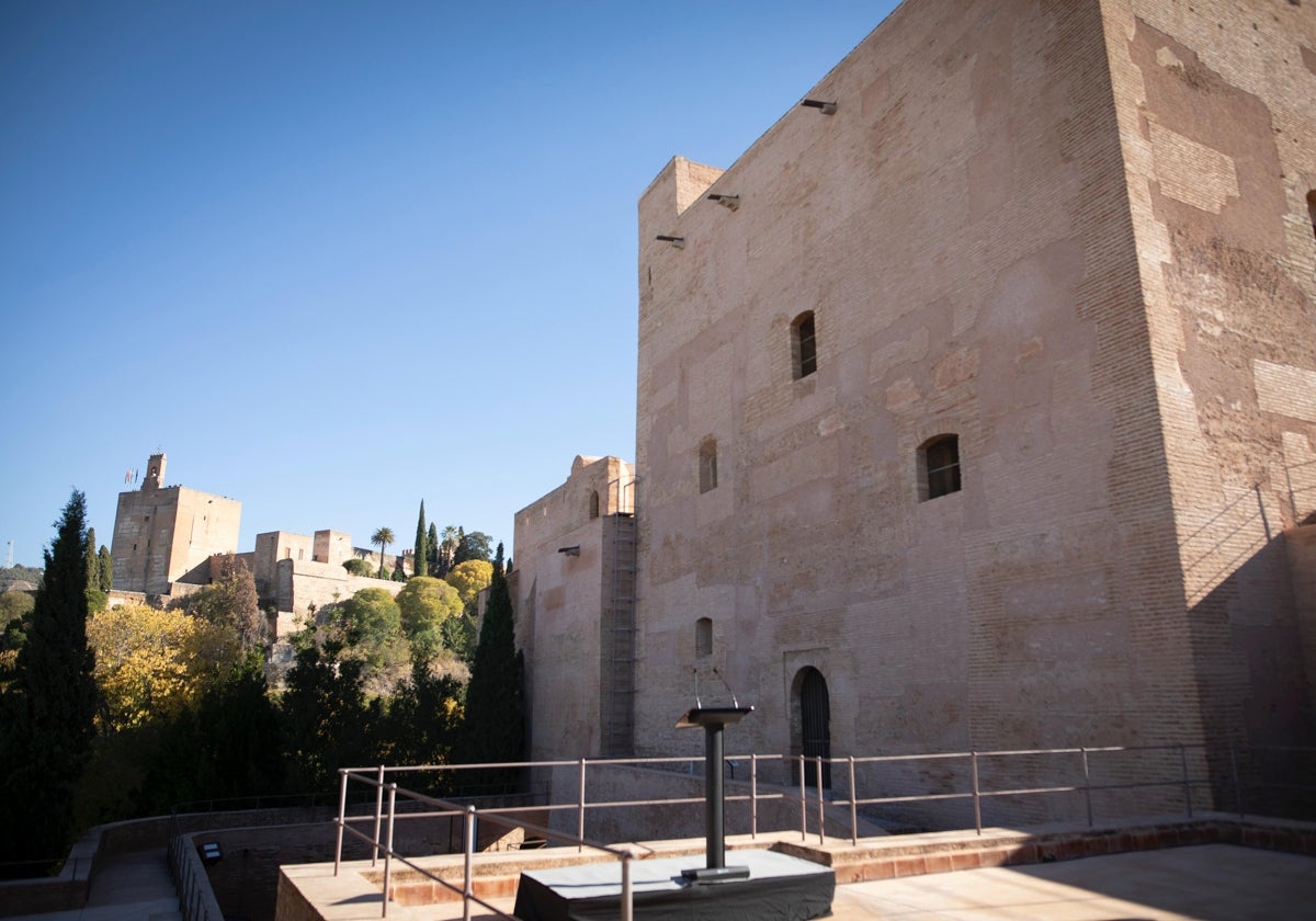 Las Torres Bermejas, con la Torre de la Vela de la Alhambra al fondo, en foto de hoy