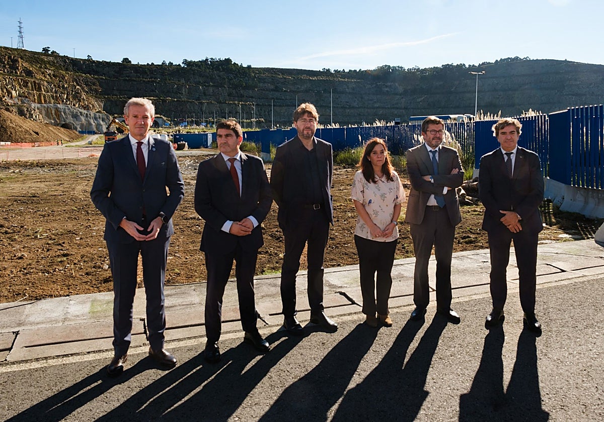 Alfonso Rueda (izq.) junto a autoridades en su visita a las obras ferroviarias