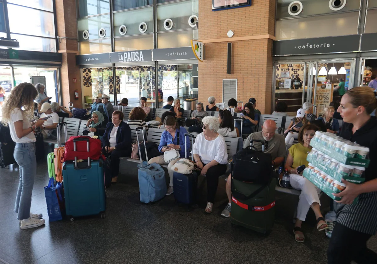 Viajeros en la estación de Córdoba