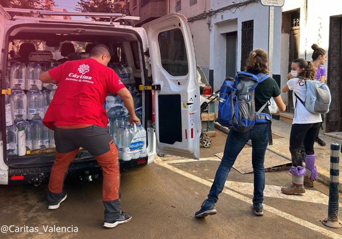 Voluntarios de Cáritas en Valencia reparten alimentos en la zona afectada por la DANA