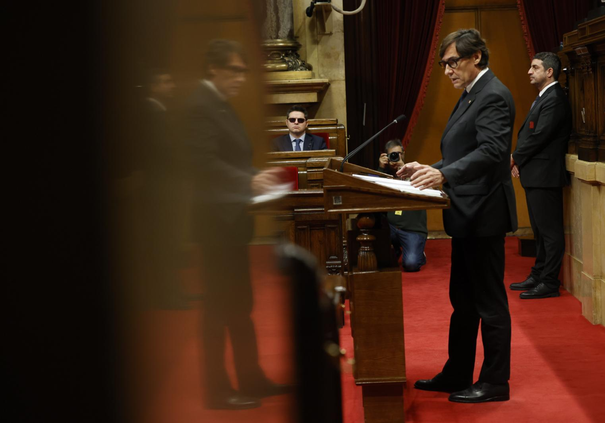 Salvador Illa, presidente de la Generalitat de Cataluña, hoy, durante su comparecencia parlamentaria para explicar la gestión de la DANA