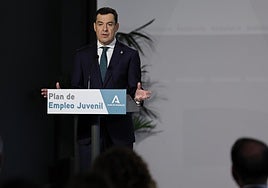 Juanma Moreno pacta con sindicatos y la CEA cinco programas de empleo con 496 millones dirigidos sobre todo a jóvenes