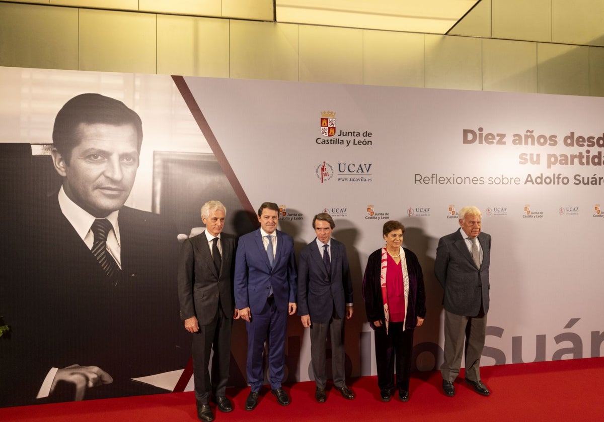 Adolfo Suárez Illana, Alfonso Fernández Mañueco, José María Aznar, María del Rosario Sáez Yuguero y Felipe González, en Ávila, en un acto de homenaje a Adolfo Suárez por el décimo aniversario de su muerte