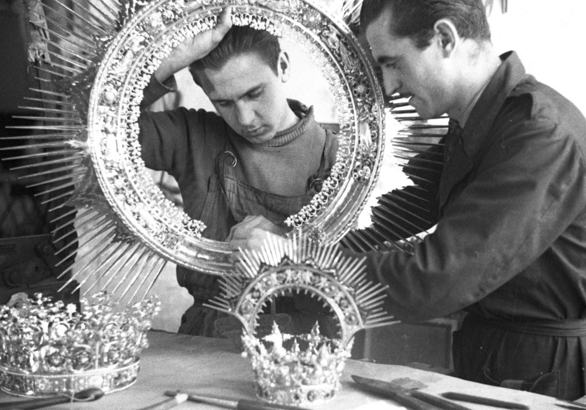 Orfebres trabajando en la corona de la Virgen de la Almudena