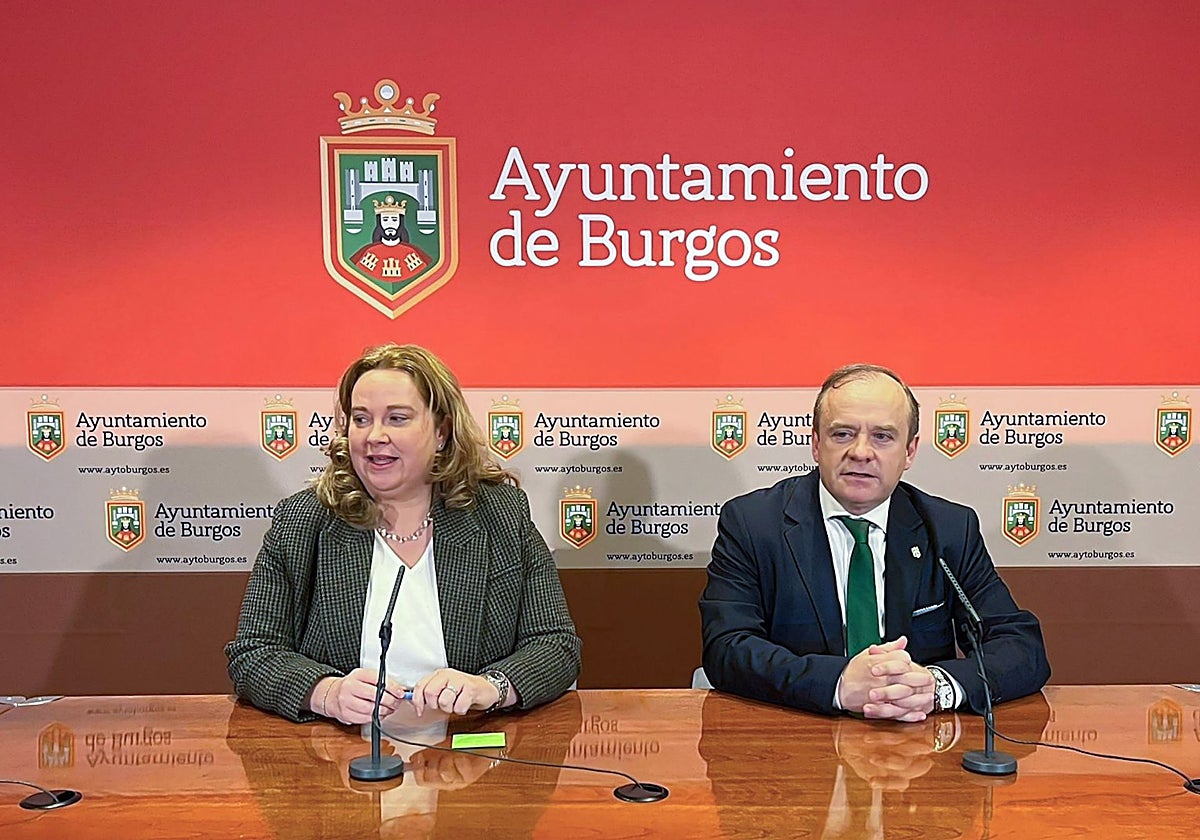 La alcaldesa de Burgos Cristina Ayala, acompañada por el vicealcalde, Fernando Martínez-Acitores (Vox), en una imagen de archivo