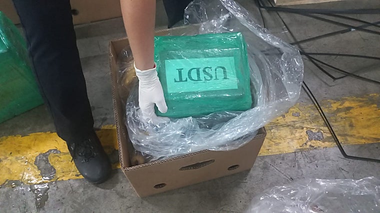 Una de las cajas de 17 kilos de cocaína dividida en pequeños ladrillos