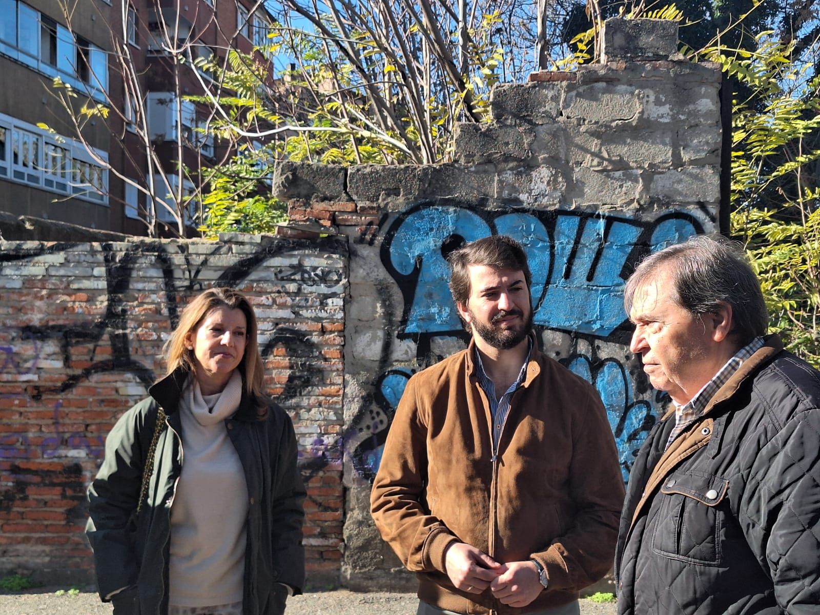 El portavoz de Vox en las Cortes, Juan García-Gallardo, con el presidente de la AVBD, Luis Trapote.