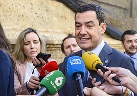 Juanma Moreno tilda de «razonable» que la Fiscalía Anticorrupción asuma la investigación por los contratos del SAS