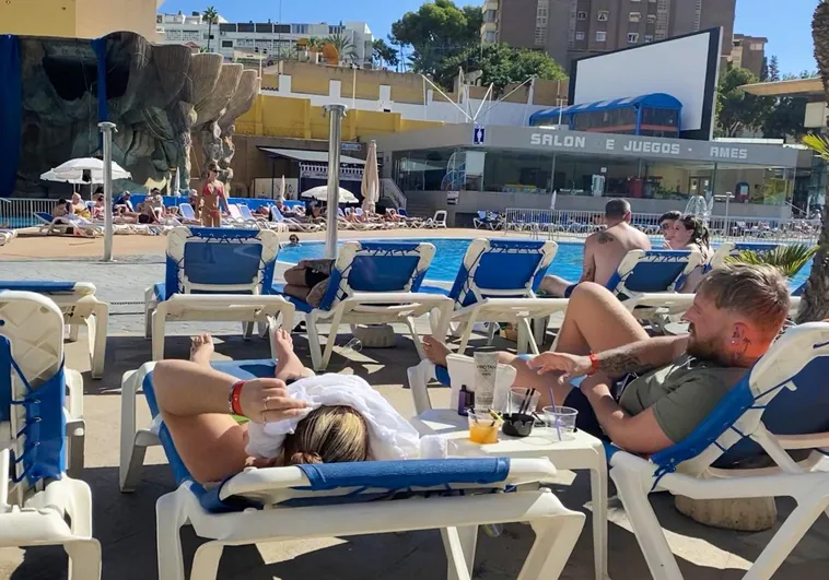 turistas-benidorm-octubre-RfosUCUF8xUQZmGw7cEhr1K-758x531@diario_abc.jpg