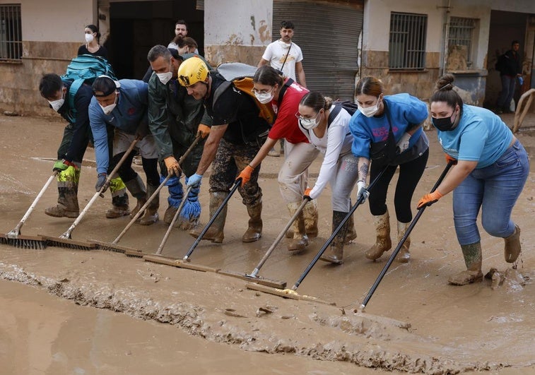 voluntarios-catarroja-cordoba-kl3C-U603314390583nyH-758x531@diario_abc.jpg