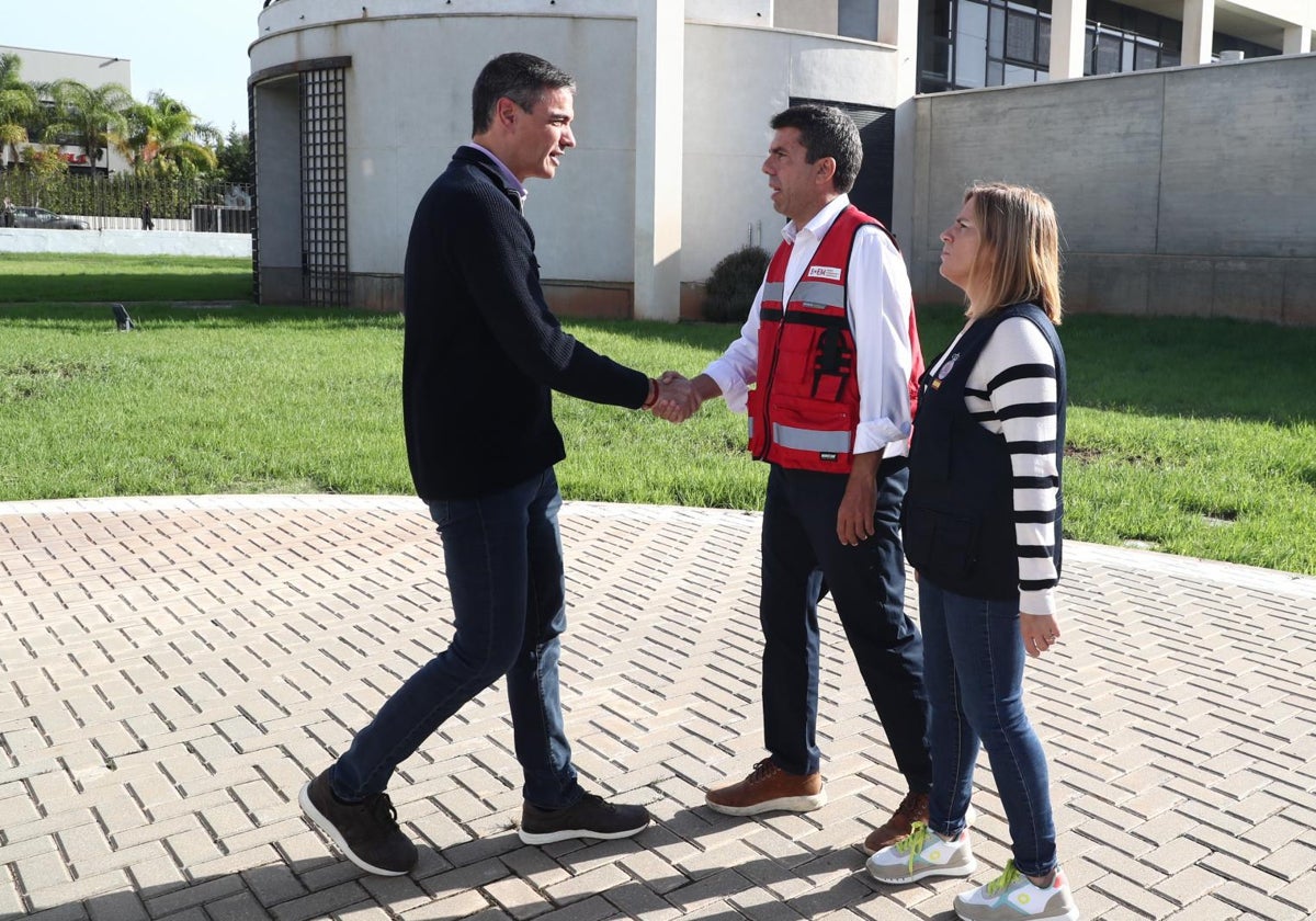 El presidente del Gobierno, Pedro Sánchez, saluda al presidente de la Generalitat Valenciana, Carlos Mazón