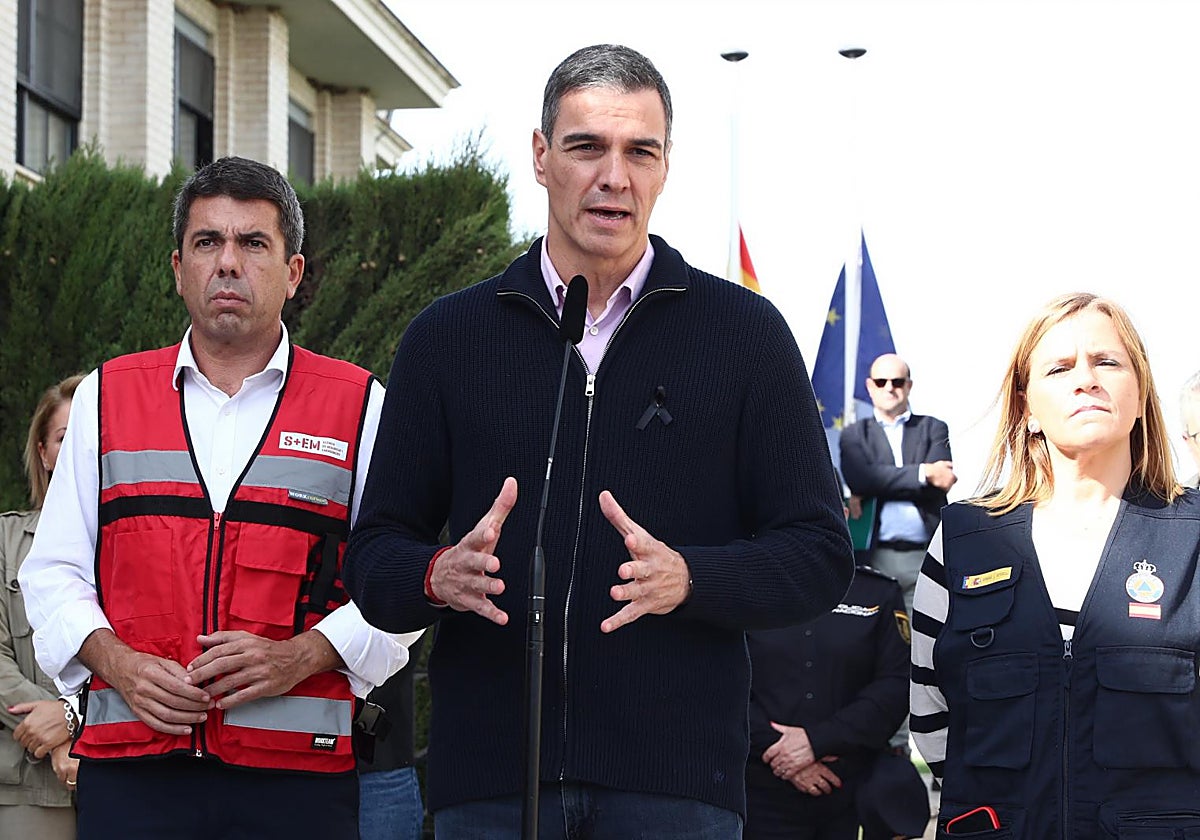 El presidente del Gobierno, Pedro Sánchez, el presidente de la Generalitat, Carlos Mazón, y la delegada del Gobierno, Pilar Bernabé