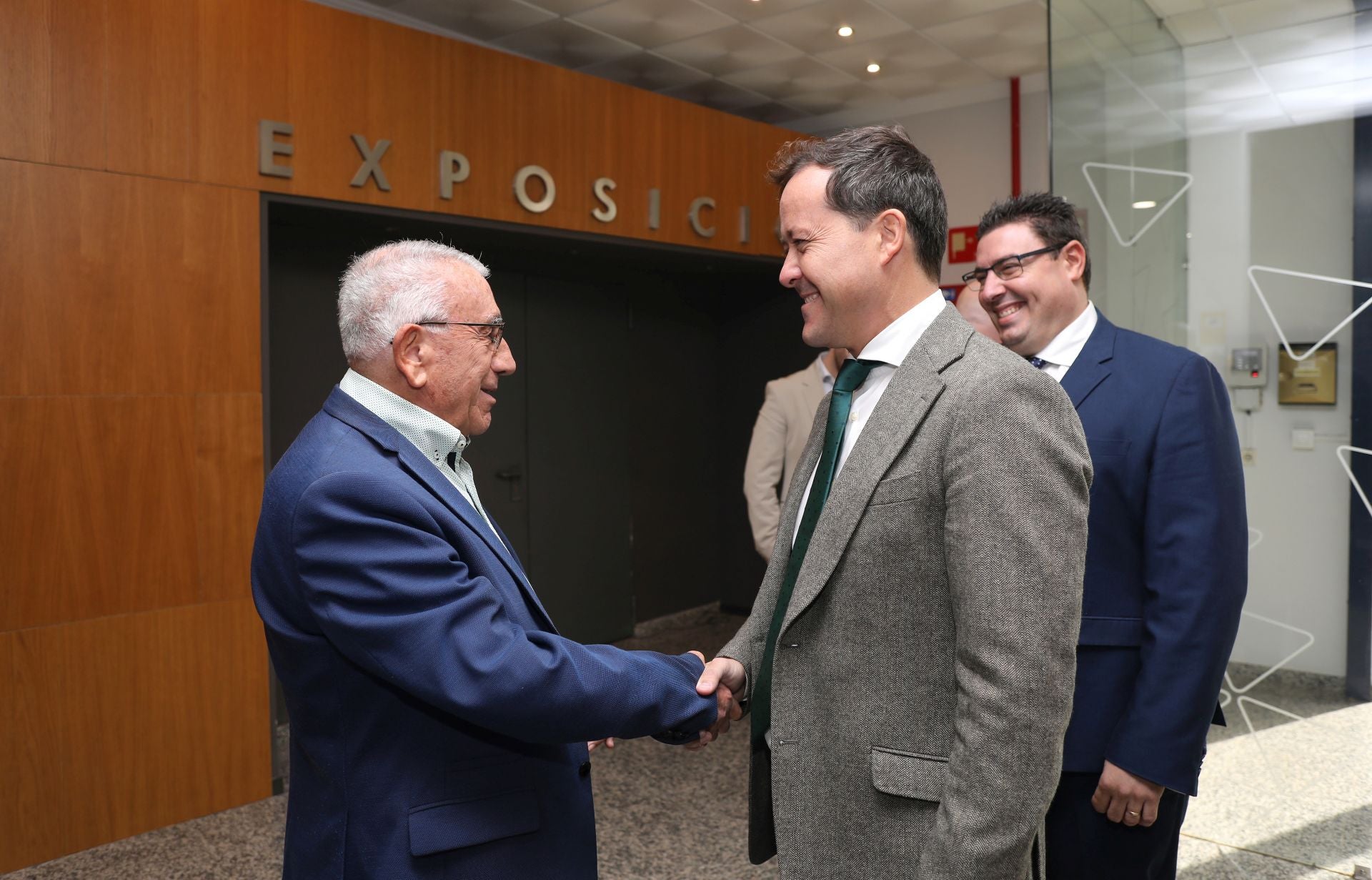 La visita de Carlos Velázquez a Prilux, la empresa toledana que va a iluminar la Navidad