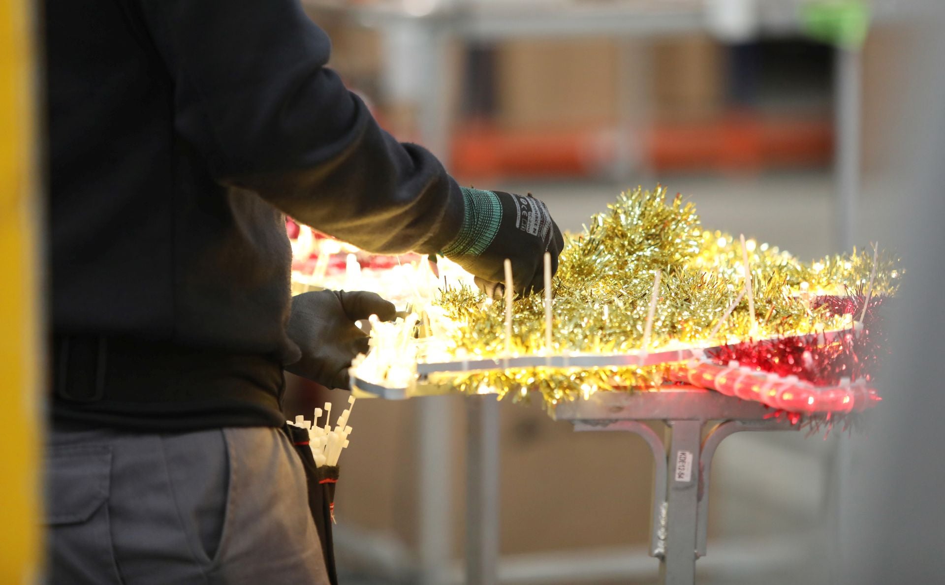 La visita de Carlos Velázquez a Prilux, la empresa toledana que va a iluminar la Navidad