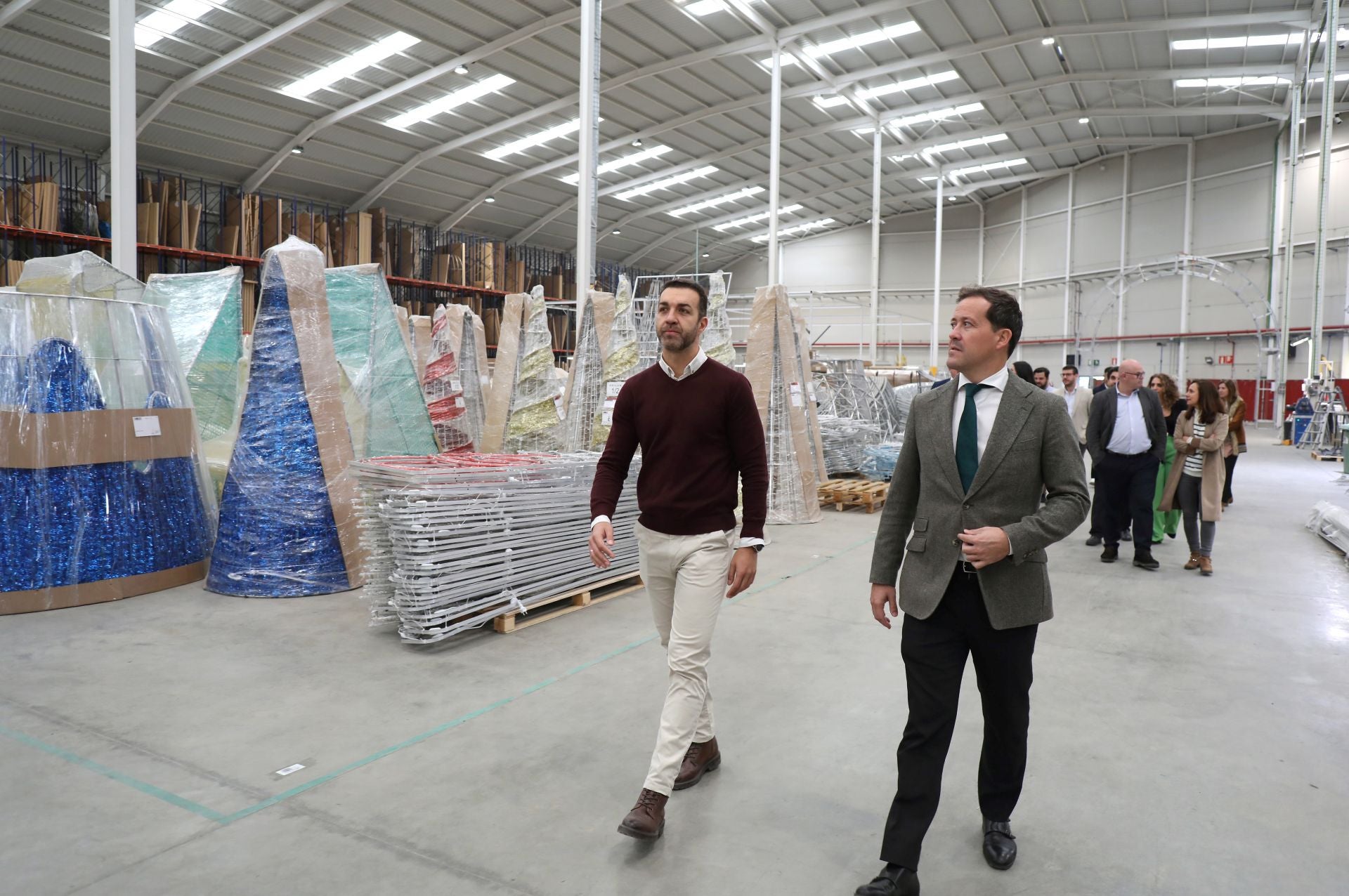 La visita de Carlos Velázquez a Prilux, la empresa toledana que va a iluminar la Navidad