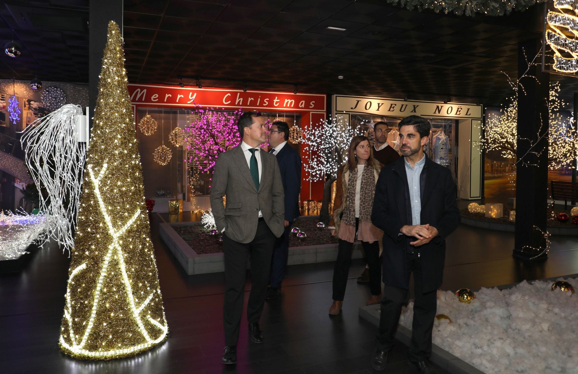 La visita de Carlos Velázquez a Prilux, la empresa toledana que va a iluminar la Navidad