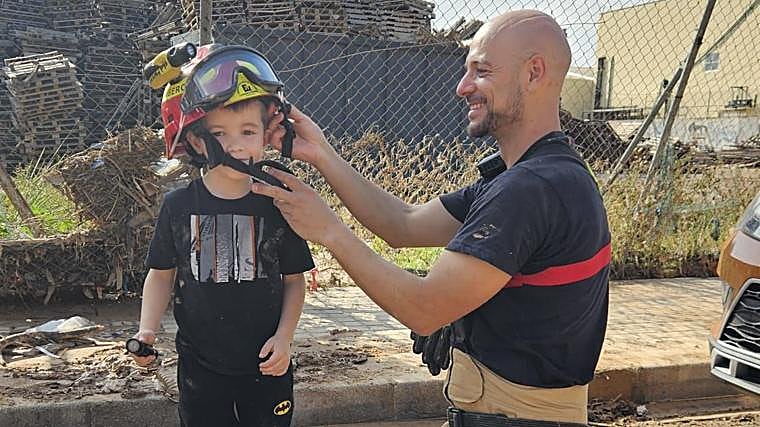 El entrañable gesto de los efectivos del Consorcio de Córdoba con Dani, un niño afectado por la DANA: «¡Yo quiero ser bombero!»