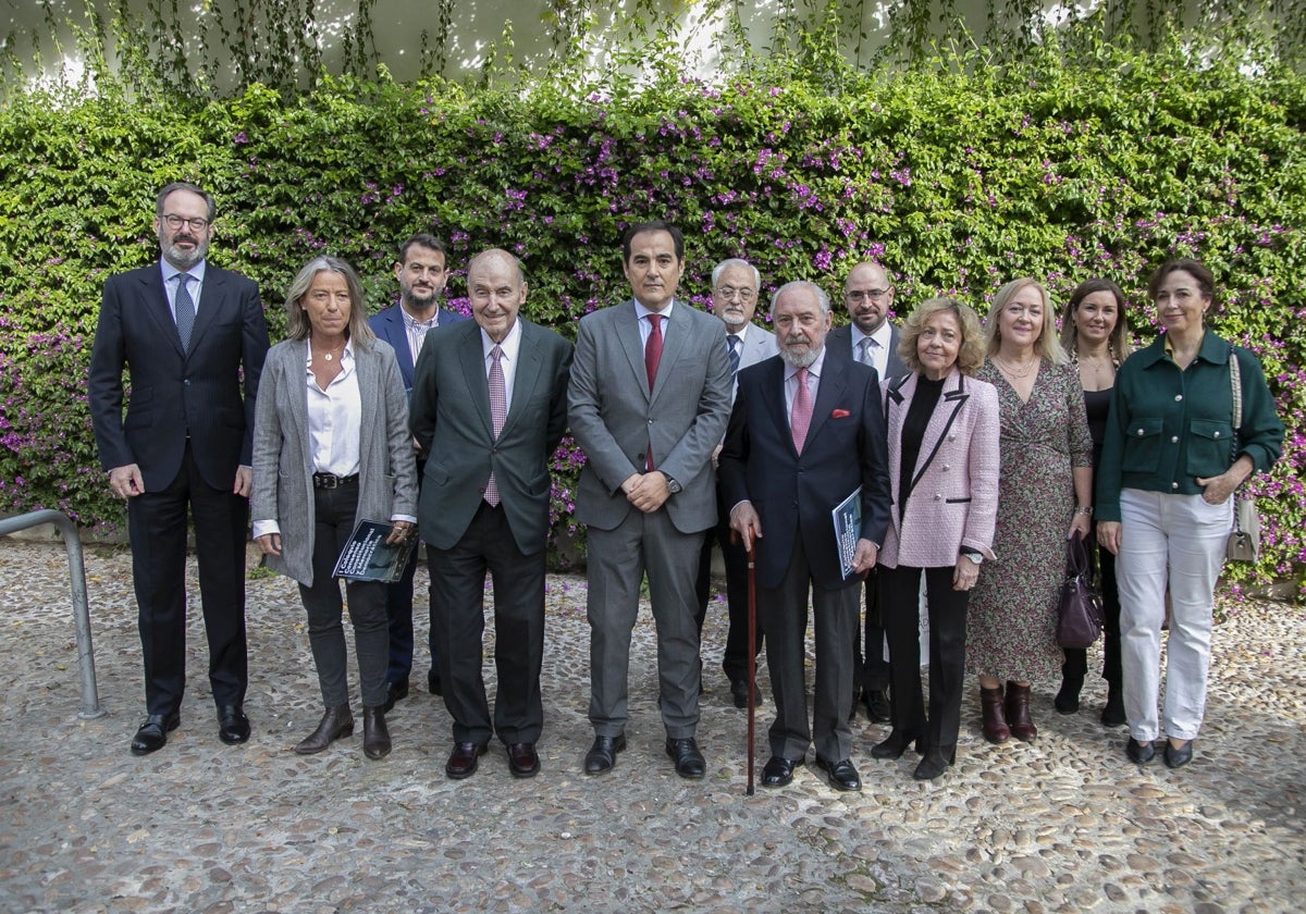 Miquel Roca, Juan Fernández-Miranda, Manuel Aragón y Consuelo Madrigal, con los representantes institucionales antes del coloquio