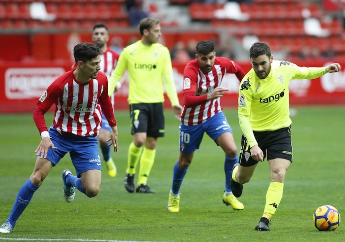 El Córdoba durante su visita a El Molinón en 2018