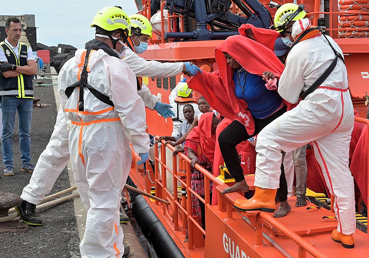 Desembarco desde la guardamar Talía este jueves de 47 personas localizados en aguas cercanas al Hierro
