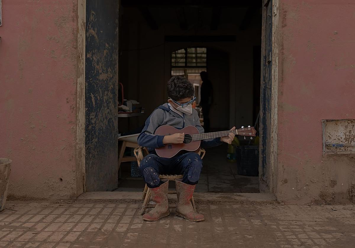 La lección de Joan, un niño de Paiporta que salvó su vida pero perdió su piano: «Era importante y ahora ya no»