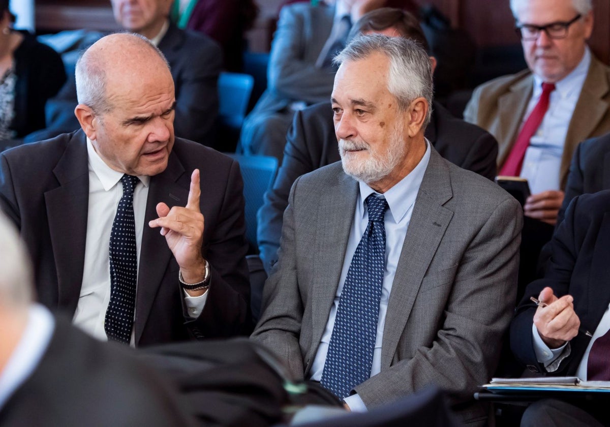 Chaves y Griñán durante el juicio celebrado en la Audiencia de Sevilla en 2018