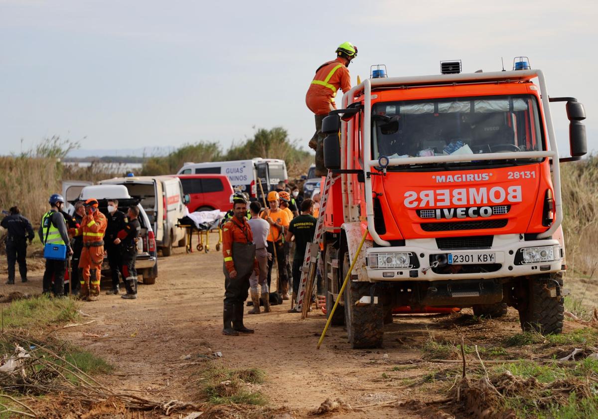 La Policía, la Unidad Militar de Emergencias (UME) y los bomberos encuentran en la Albufera el cadáver de un desaparecido en la riada de Valencia