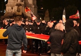 Los antidisturbios cargan en Ferraz contra una turba de ultras de extrema derecha que trataba de alcanzar la sede del PSOE