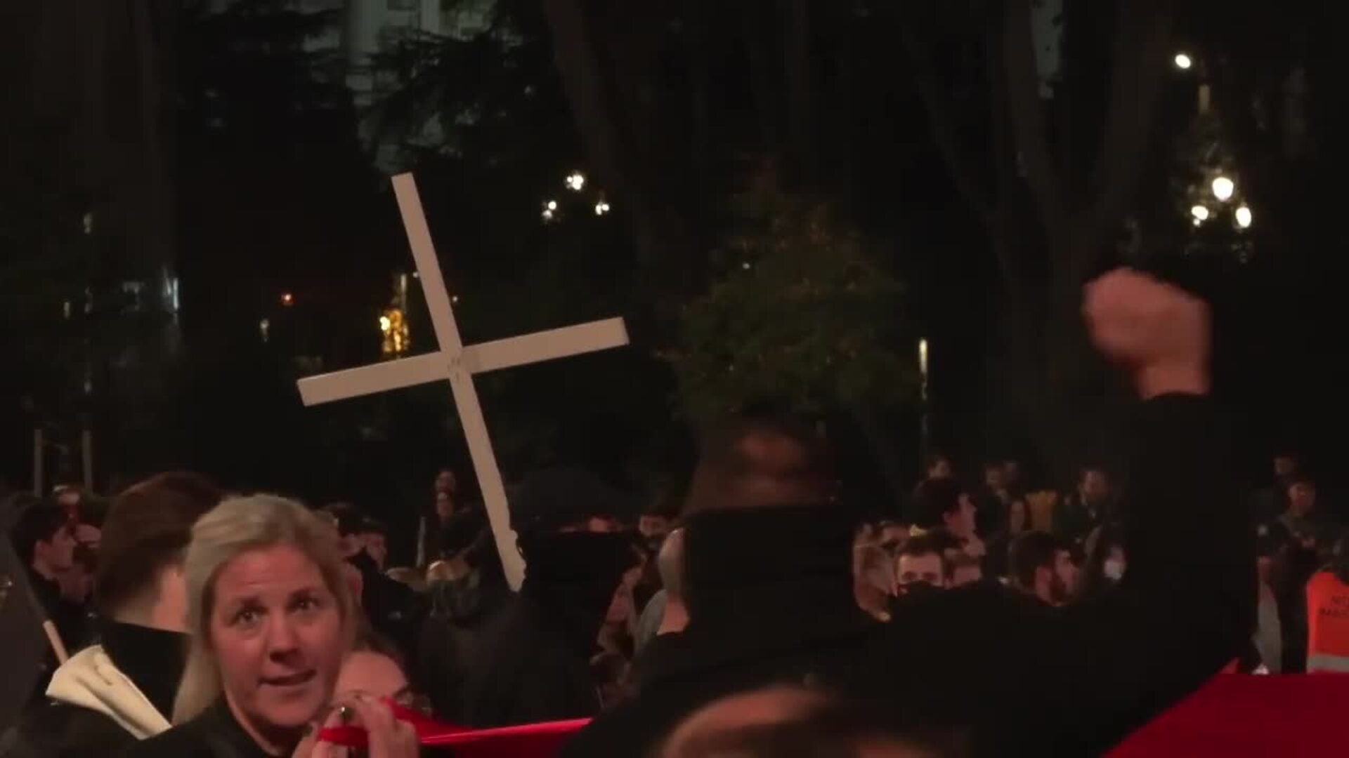 Dos centenares de personas marchan hacia Ferraz en protesta por la ...